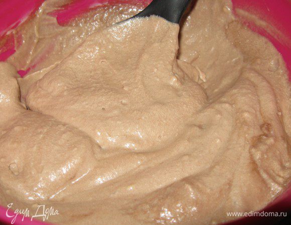 Размягченное сливочное масло взбить миксером (на малой или средней скорости) до пышности, добавить вареную сгущенку и   под конец добавляю столовую ложку кофе, расстворенного в ложке коньяка. 