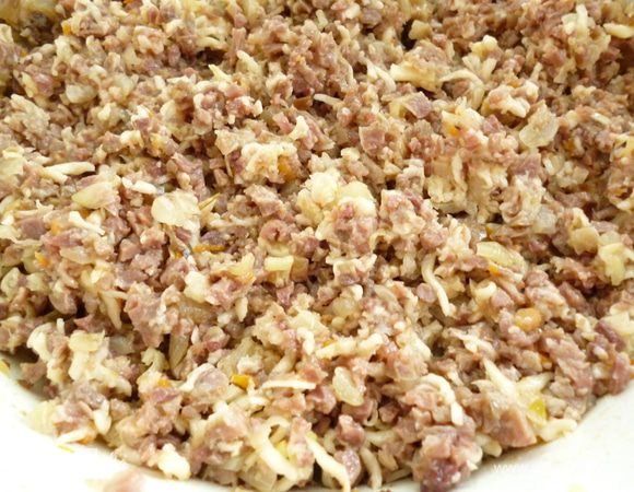 Приготовить начинку:сердце и легкое промыть,нарезать кусочками и отварить до мягкости.Остудить и пропустить через мясорубку.Лук репчатый нарезать мелко,морковь натереть на терке и обжарить их до прозрачности на растительном масле.Смешать с  ливерным фаршем,добавить натертый на мелкой терке сыр,слегка взбитые яйца,посолить,поперчить и хорошо перемешать.