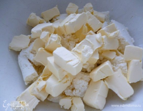 Приготовить тесто:творог размять,добавить размягченный маргарин и хорошо растереть .