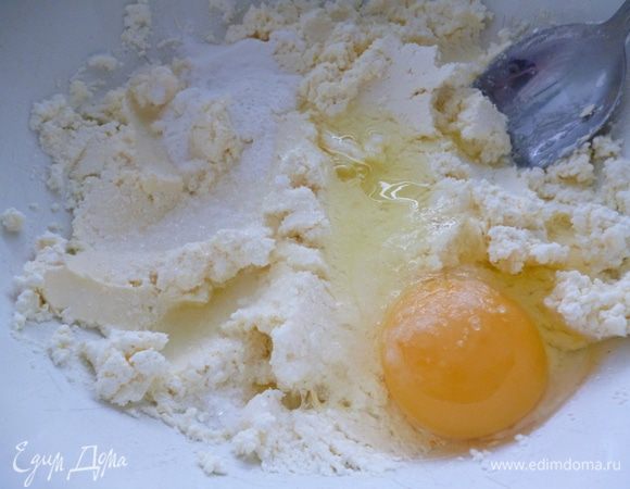 Добавить яйцо,соль,сахар,разрыхлитель и все хорошо перемешать.