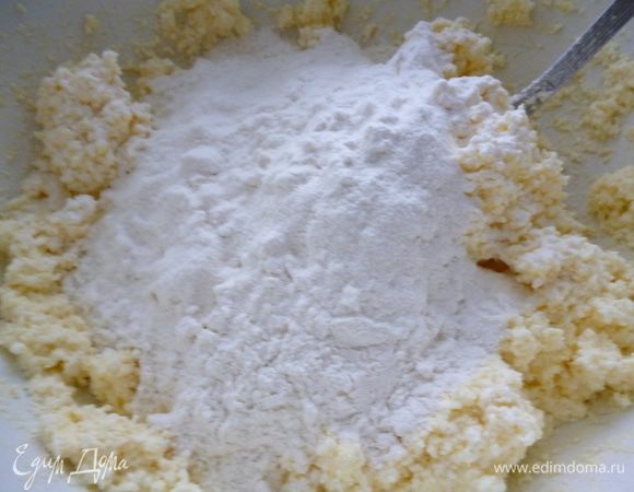 Понемногу добавить просеянную муку