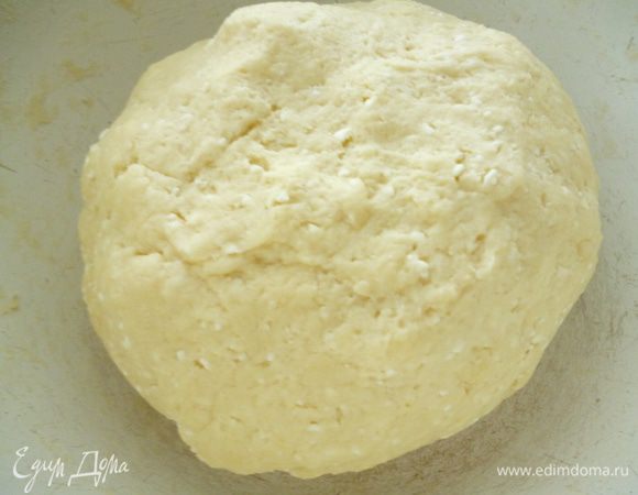 Замесить тесто.Оно должно быть мягким и слегка липнуть к рукам.Посуду с тестом накрыть полотенцем и дать тесту постоять при комнатной температуре 35-40 минут.
