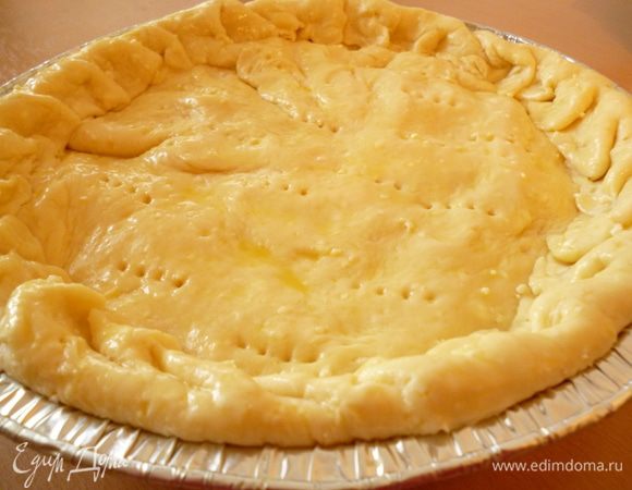 Раскатываем  в круг меньшую часть теста и выкладываем поверх начинки.Защипываем пирог.Верх  наколоть вилкой.Смазать поверхность пирога взбитым яйцом.Выпекать при 170 градусах 35-40 минут до золотистой корочки.Приятного вам аппетита!