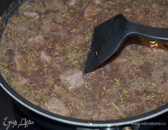 Нальем говяжий бульон, вино и тимьян. Готовим до кипения,как закипит, убавим огонь, закроем крышкой и готовим примерно 2 часа или до готовности говядины.