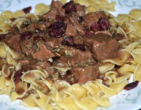 Размешаем крахмал с водой. Добавим в бульон с говядиной, перемешаем. Как загустеет - снимаем с огня и подаем с клюквой поверх говядины, посыпаем зеленью.
Приятного вам аппетита!!!