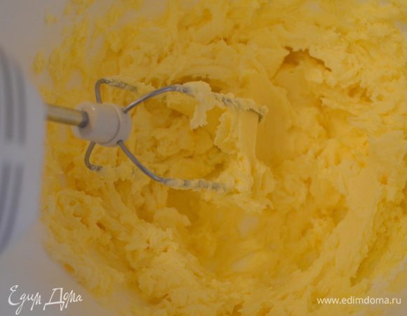 Сливочное масло комнатной температуры взбить миксером с сахарной пудрой.