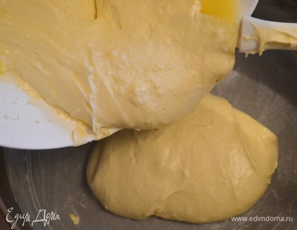 разъемную форму 24 см смазать сливочным маслом и выложить в нее тесто..