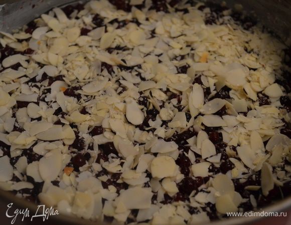 сверху посыпаем лепестками и отправляем в духовку...