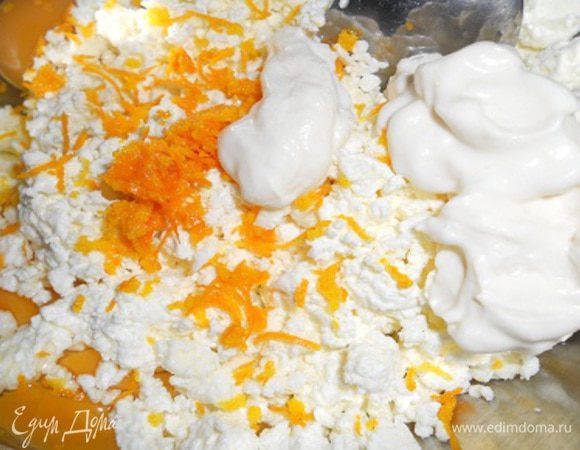В миске смешайте творог, яйца, апельсиновую цедру, ванильный сахар (10 г), сметану и сахар. Добавьте муку и перемешайте.