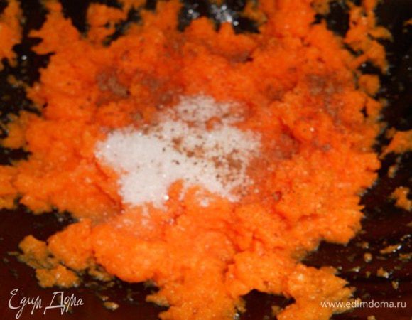 Измельчите тыкву в блендере, добавьте корицу и ванильный сахар (10 г), перемешайте.