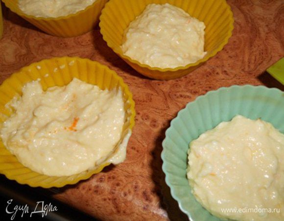 Большую часть творожной массы разложите по формочкам до половины объема.