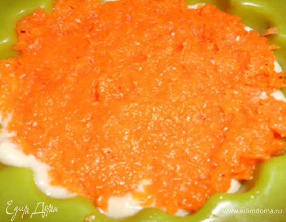 Затем положите слой тыквенного пюре почти до самого верха формочек.