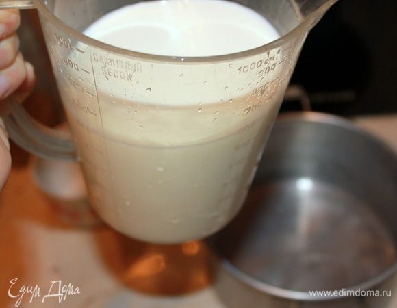 В отдельной кастрюле довести почти до кипения молоко (НЕ КИПЯТИТЬ!!!!!). Затем влейте его тонкой струйкой в желтки, постоянно помешивая (чтобы не свернулись желтки). 