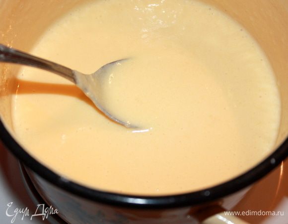 Вернуть на огонь и варить, непрерывно помешивая. Кастрюля должна быть с ТОЛСТЫМ ДНОМ!!!!!! Получается что то вроде заварного крема. Консистенция должна быть абсолютно гладкой, без комочков. Добавить сахарную пудру и соль. 