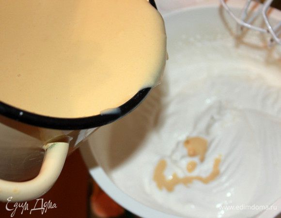 Убрать с огня и поставить на холодную водяную баню чтобы крем полностью остыл (например лёд или очень холодная вода). Тем временем взбить хорошо охлажденные сливки до плотных пиков, и когда крем полностью остынет, соединить со взбитыми сливками. 