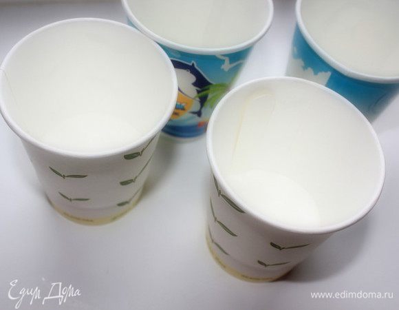 Подготовить бумажные стаканчики для мороженого или пластиковый контейнер. Разлить по стаканчикам и убрать в морозилку на несколько часов. В бумажных стаканчиках мороженое будет готово примерно через 4 часа, в контейнере - чуть дольше (6-7 часов). Ещё я периодически доставала контейнер и взбивала мороженое миксером, чтобы не кристаллизовалось.  