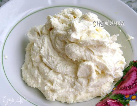 Для творожной начинки взбейте миксером или в блендере творог, сахар, ванилин и яйцо. Главная задача — сделать однородную творожную массу.