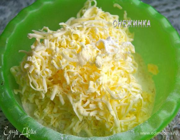 Для песочной крошки в миску насыпьте муку, сахар и натрите сливочное масло.