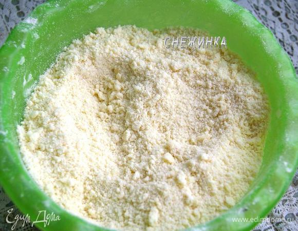 Разотрите пальцами до получения крошки. Всыпьте разрыхлитель и перемешайте.