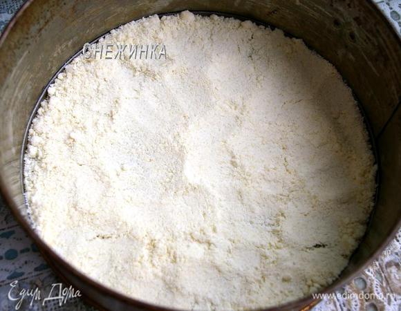 На дно формы выложите ¼ песочной крошки, слегка утрамбуйте. Я рекомендую сразу зрительно разделить крошку на 4 части, чтобы не получилось так, что для последнего слоя останется больше, лучше пусть в конце останется меньше, чем на предыдущие слои.