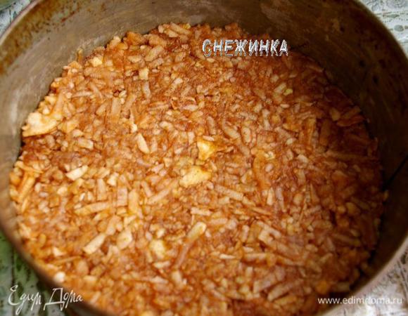 Выложите слой из половины яблочной начинки.