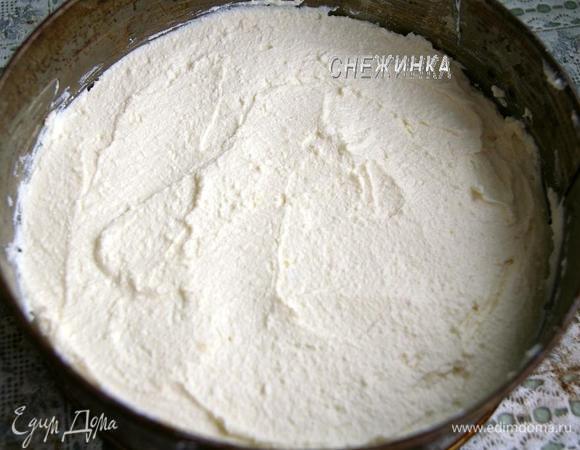 Снова добавьте ¼ песочной крошки и распределите всю творожную начинку.