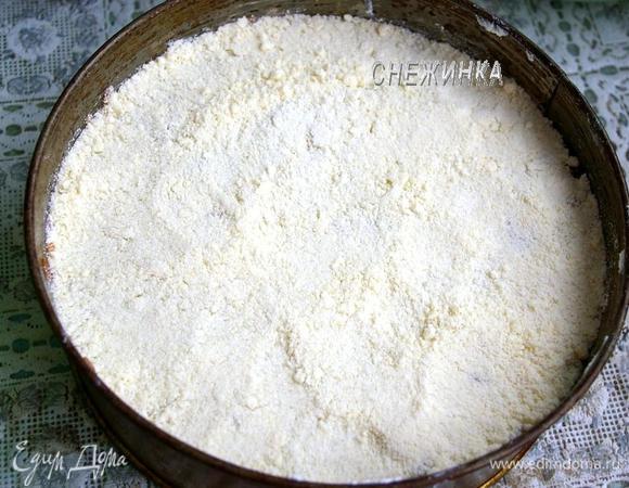 На творожную начинку — ¼ песочной крошки. Затем — оставшуюся половину яблок и сверху посыпьте оставшейся крошкой.