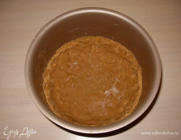Печенье измельчить в крошку, я пользовалась блендером, затем добавить растопленное масло, все как следует перемешать.
Форму мультиварки смазать маслом, выложить смесью из печенья, сделать бортики и поставь в холодильник минут на 10.
