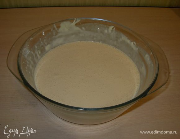 Творог перетереть блендером, добавить сыр, 1 ст. л. сахарной пудры, ванилин, желтки. Все перемешать, добавить пудинг (или крахмал) и молоко (или сметану).
Белки взбить в пену со щепоткой соли, добавить оставшуюся сахарную пудру, ввести в творожную массу, аккуратно перемешать.
Смесь должна получиться жидкой.