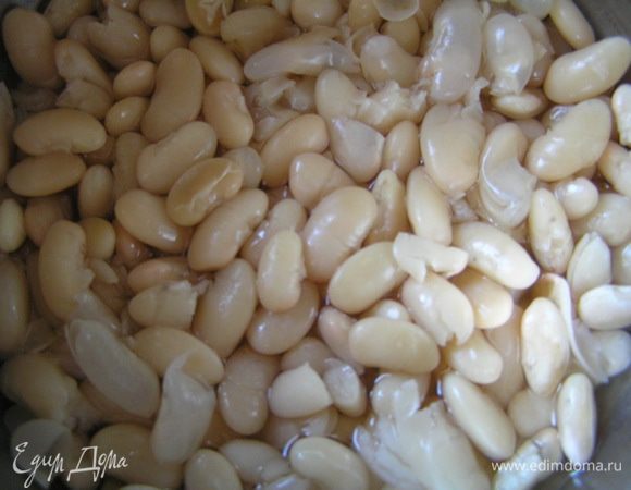 Фасоль замочить на ночь (или на несколько часов) в воде, затем отварить почти до готовности.