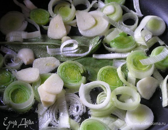 На растительном масле обжарить лук-порей, чеснок и листики шалфея,