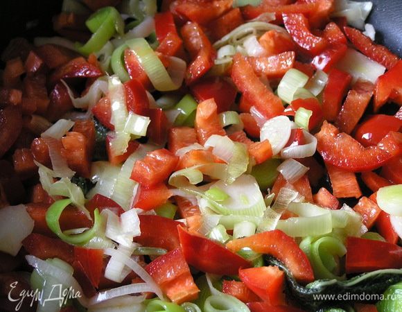 добавить красный перец, готовить помешивая 4-5 минут.