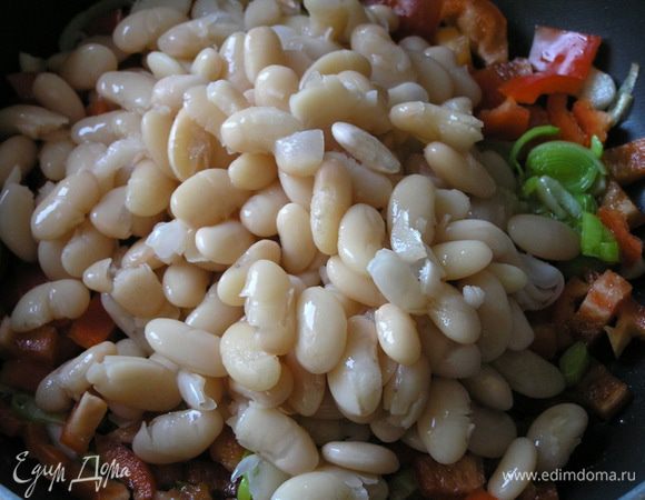 Добавить отваренную фасоль, перемешать,