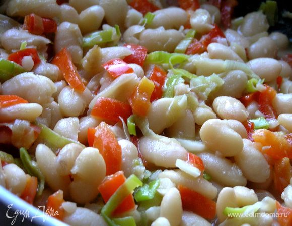 перемешать, добавить немного воды, в которой варилась фасоль и тушить 10-15 минут.
