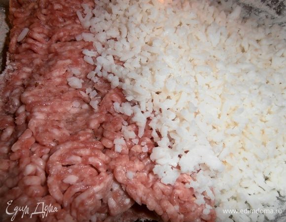 Рис отвариваем заранее, смешиваем с фаршем (у меня свиной, но можно и смешанный).