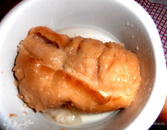 Сухую булку (у меня чёрствый остаток багета) заливаем кипятком и оставляем под крышкой (можно на ночь!).