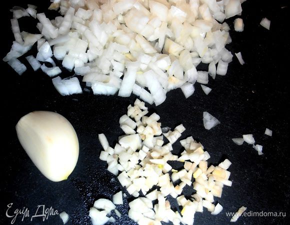 Лук и чеснок мелко порубить.