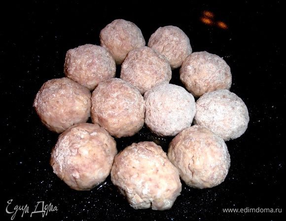 Сформировать котлетки-шарики, обваляв в муке, и выложить в разогретое масло в сковороду с высокими бортами (у меня типа ВОК).