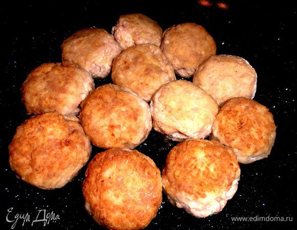 Обжариваем их с двух сторон, откладываем в кастрюльку и жарим вторую партию.