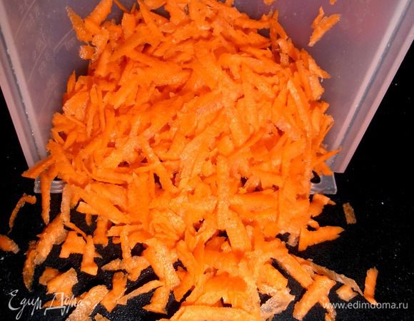 Приступаем к овощной заливке. Морковь надо натереть на крупной тёрке.
