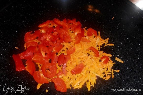 И обжариваем с морковкой в сковороде после"ёжиков".