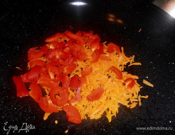 И обжариваем с морковкой в сковороде после"ёжиков".