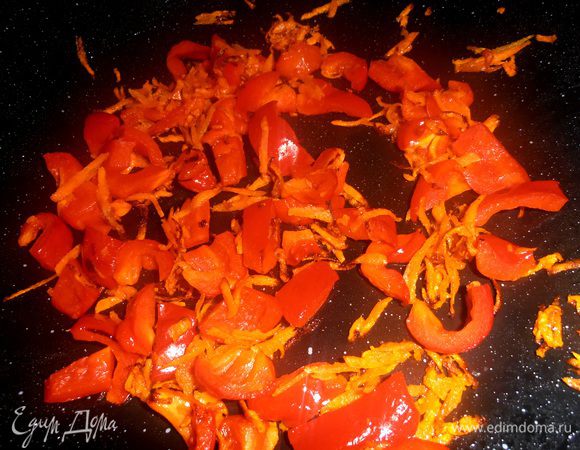 Морковь с перчиком в это время позолотились.