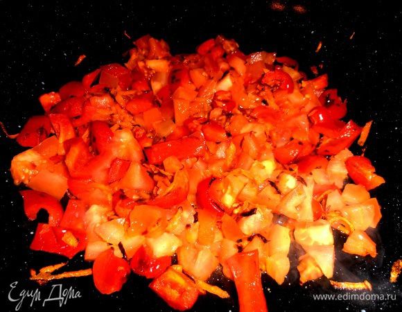 Вот теперь к ним в компанию и помидоры! Продолжаем обжарку, помешиваем.