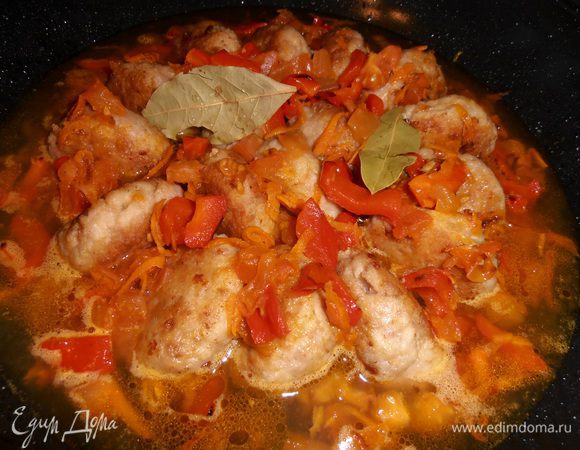 Кидаем парочку лавровых листиков и заливаем водой (в процессе я ещё доливала).