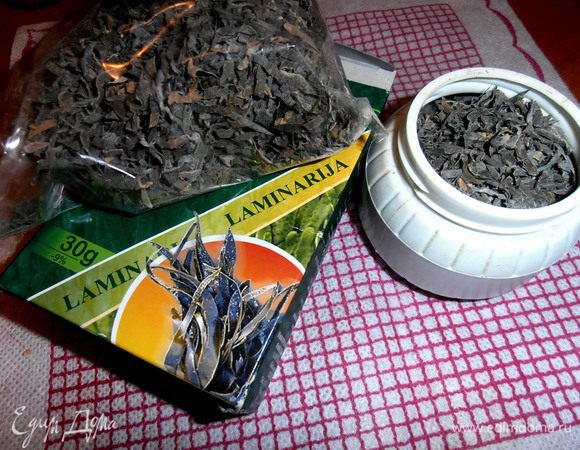 Морская капуста — не моё изобретение,конечно, и многие её добавляют в сухом виде к блюдам.<br />
В советские времена покупала её в аптеке, а сейчас она продаётся в любом крупном супермаркете. Пары щепоток здесь хватит. И не надо будет покупать ламинарию в таблетках-капсулах, если ваша семья получит её в таком завуалированном виде!