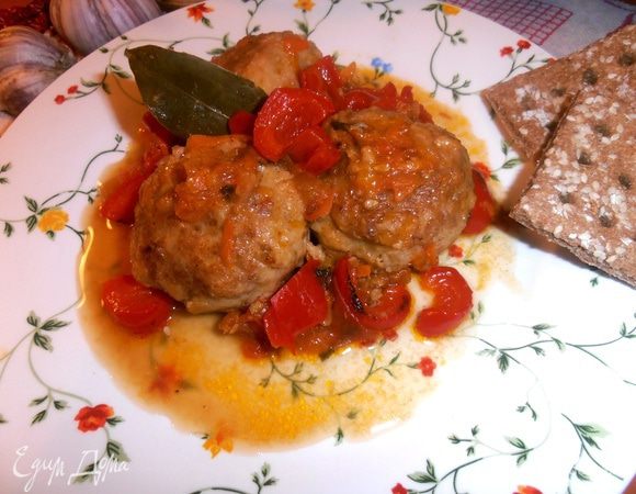 Подаём по два-три шарика на порцию, захватив со сковороды овощи обязательно!