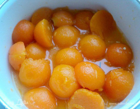 Шарики из тыквы залить водой и проварить 5 мин., быстро охладить. Смешать мед, коньяк и сок с ½ лимона, замариновать в нем шарики из тыквы.