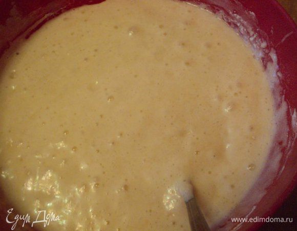 Для бисквита: яйца с сахаром выложить в миску, миску поставить на кастрюлю с горячей водой, так, что бы дно миски не касалось воды, и взбивать миксером 10 минут до увеличения массы в 3 раза. В конце влить тонкой струйкой растительное масло. Затем в несколько приемов добавить муку, осторожно перемешать.