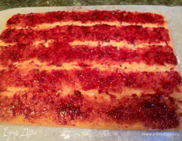 Охлажденный бисквит разрезать на полоски шириной 4 см, смазать сверху джемом (у меня клюквенный, но лучше смазать джемом желтого или оранжевого цвета: абрикосовым, персиковым и т.д.).